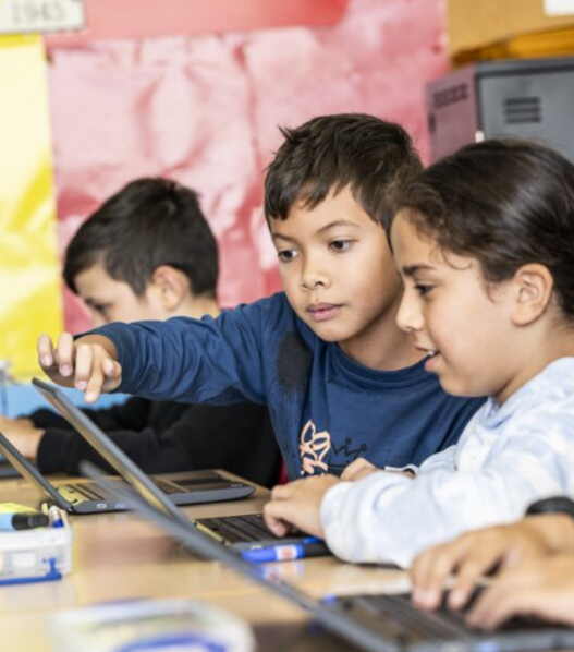 Leerlingen werken samen op de laptop op stedelijk basisschool De Kangoeroe